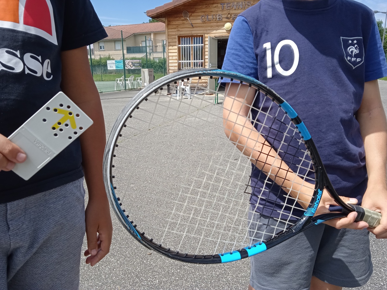 C'est l'été : viens jouer au tennis à Rives !